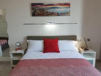 A bed or beds in a room at Bayard101