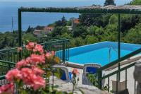 Bazén v ubytovaní Villa Makar,heated pool,gym,grill,seaview alebo v jeho blízkosti