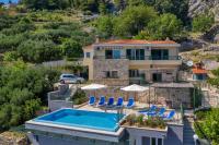 Bazén v ubytovaní Villa Makar,heated pool,gym,grill,seaview alebo v jeho blízkosti
