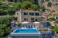 Bazén v ubytovaní Villa Makar,heated pool,gym,grill,seaview alebo v jeho blízkosti