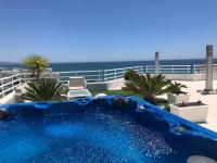 Bazén v ubytování Coral Beach Aparthotel nebo v jeho okolí