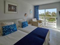 Łóżko lub łóżka w pokoju w obiekcie BQ Alcudia Sun Village
