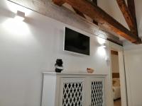 Telewizja i/lub zestaw kina domowego w obiekcie Stefany's Home Venice Apartment