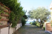 Vonkajšia záhrada v ubytovaní Villa Argo 2 - Beachfront, Big gardens, Location!