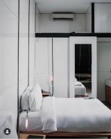 a bedroom with two beds with white sheets and pillows at Encuentro Guadalupe in Valle de Guadalupe