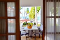 Beach Villas & Apartments Larimarにあるバルコニーまたはテラス