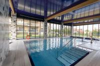 Bazén v ubytovaní Perfekt Apartments 5 Mórz Sianożęty alebo v jeho blízkosti