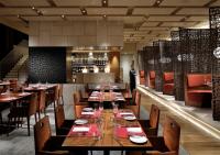 Un comedor con una mesa larga y sillas. en Four Seasons Hotel Kyoto, en Kioto