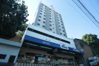 Un edificio de hotel con un cartel delante. en Hotel Rinkao, en Cachoeiro de Itapemirim