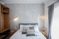 Postel nebo postele na pokoji v ubytování Oikia guesthouse
