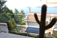 einen Kaktus auf einem Balkon mit Stühlen und einem Tisch in der Unterkunft Markellas Summer House in Palaió Tsiflíki