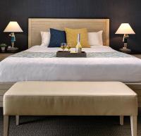 Ein Bett oder Betten in einem Zimmer der Unterkunft Pismo Lighthouse Suites