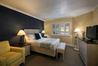 Ein Bett oder Betten in einem Zimmer der Unterkunft Pismo Lighthouse Suites