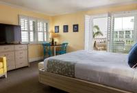 Ein Bett oder Betten in einem Zimmer der Unterkunft Pismo Lighthouse Suites