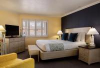 Ein Bett oder Betten in einem Zimmer der Unterkunft Pismo Lighthouse Suites