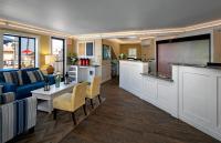 Küche&#47;Küchenzeile in der Unterkunft Pismo Lighthouse Suites