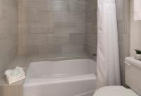 Ein Badezimmer in der Unterkunft Pismo Lighthouse Suites