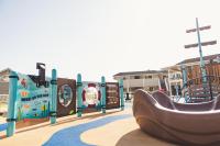 einen Spielplatz mit Rutsche in einem Park in der Unterkunft Pismo Lighthouse Suites in Pismo Beach