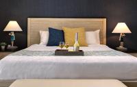 Ein Bett oder Betten in einem Zimmer der Unterkunft Pismo Lighthouse Suites