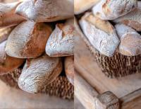 un montón de bagels sentados sobre una mesa en Auberge du Poids Public Logis Hotel, en Saint-Félix-Lauragais