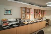 Una línea de buffet con muchos tipos diferentes de comida. en Lobogo Resort, en Vlăhiţa