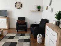 Televízia a/alebo spoločenská miestnosť v ubytovaní Liliom Apartman Pécs