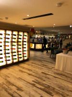 ドンカスターにあるBest Western Premier Doncaster Mount Pleasant Hotelのワインボトルを展示するレストラン