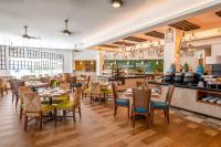 um restaurante com mesas, cadeiras e um bar em Sunscape Cancun All-Inclusive Resort & Spa by Hyatt em Cancún