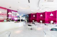 Restaurace v ubytování Sabrina'sCrib Apartment 2BR by Azure Residences Near Manila International Airport