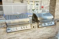Ein für Gäste verfügbarer Grill im Resort