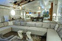 Ein Sitzbereich in der Unterkunft Desert Rose Resort