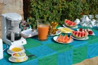 康提伯特利小憩民宿的桌子上摆满了食物和水果