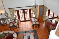 una vista aérea de una sala de estar con mesas y sillas en Oakhurst Hotel, en George