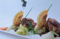 ein Teller mit Essen mit Fleisch und Gemüse darauf in der Unterkunft Logis Hôtel Restaurant Gilles Moreau Laguiole in Laguiole