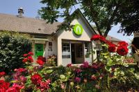 una casa con flores delante en Campanile Vannes, en Vannes
