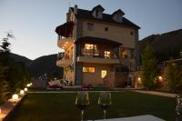 un edificio con dos copas de vino delante en Sofra E Shpatit, en Elbasan