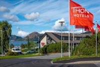 una bandera roja frente a un hotel en Thon Hotel Sandnes, en Sandnes