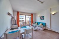 Una sala de estar con una mesa y sillas y un sofá. en Inter Apartments, en Salou