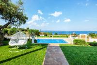 Bazén v ubytování Villa D'Oro - Luxury Villas & Suites nebo v jeho okolí