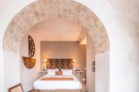 a bedroom with a bed under an archway at Hotel Boutique V in Vejer de la Frontera