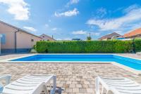 Bazén v ubytovaní Apartments Coronata alebo v jeho blízkosti