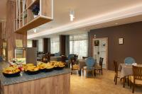 een restaurant met fruitschalen op een toonbank bij Hotel Nobel Ultra All Inclusive - FREE Beach Access in Sunny Beach