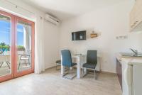 Televízia a/alebo spoločenská miestnosť v ubytovaní Apartments Coronata