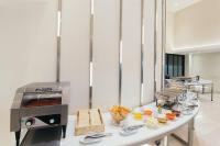 una cucina con un bancone con del cibo sopra di Thomson Hotel Huamark a Bangkok