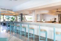 Reštaurácia alebo iné gastronomické zariadenie v ubytovaní Tropicana Hotel