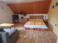 Postel nebo postele na pokoji v ubytování Apartments Večerník Rokytnice