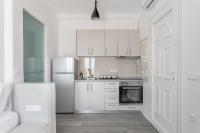 Kuchyňa alebo kuchynka v ubytovaní Oniropetra Apartments Mykonos