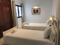 A bed or beds in a room at Harbour Lights