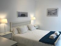 A bed or beds in a room at Harbour Lights