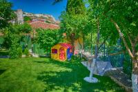 A garden outside Guest House Simon Green